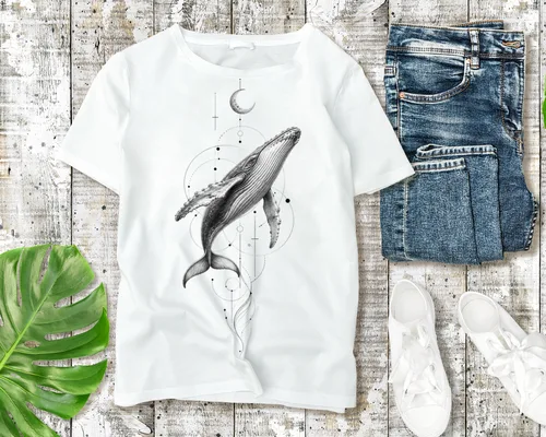 Weißes T-Shirt mit gezeichnetem Buckelwal unter der Mondsichel