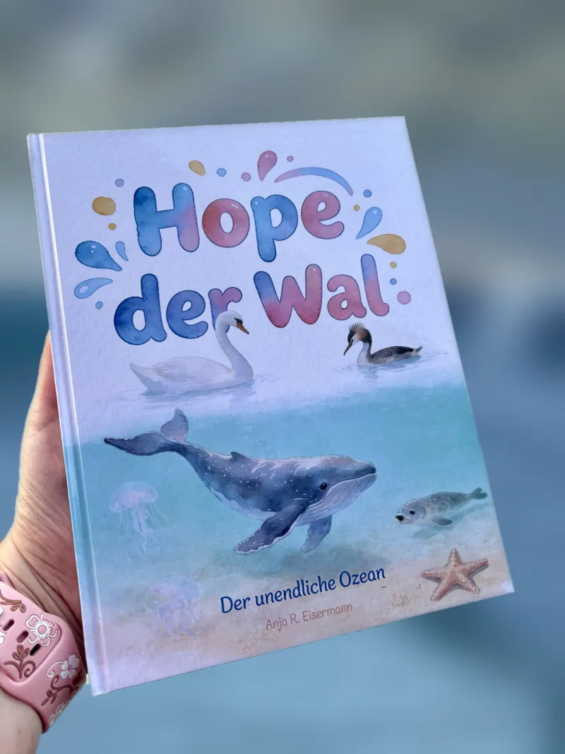 Die erste Ausgabe „Hope der Wal – Der unendliche Ozean“ in der Hand